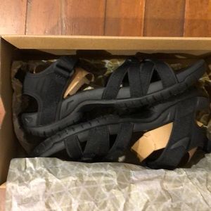 Never worn Teva Tirras